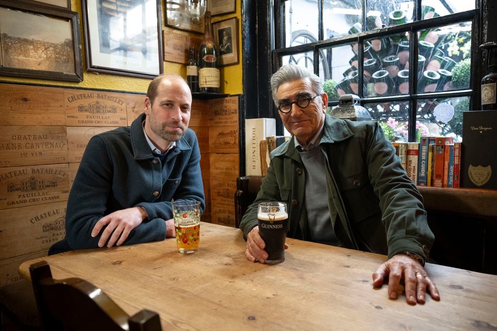 El príncipe William con el actor Eugene Levy en el reciente episodio de 'The Reluctant Traveler'.