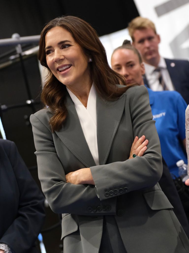 Mary de Dinamarca con traje de chaqueta y pantalón que estrenó en 2023