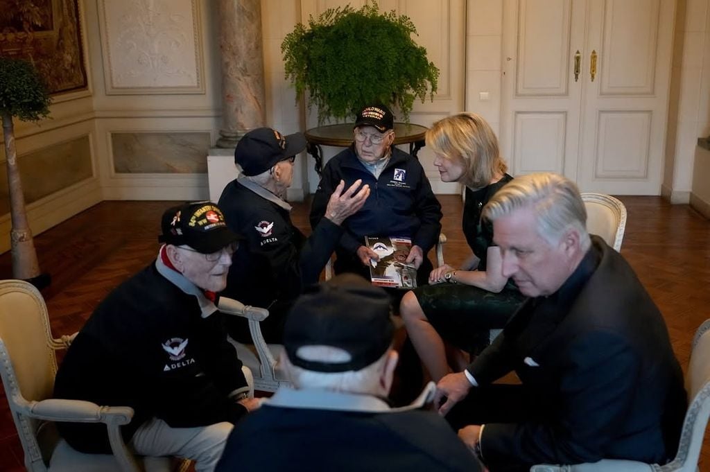El rey Felipe conversando con uno de los veteranos