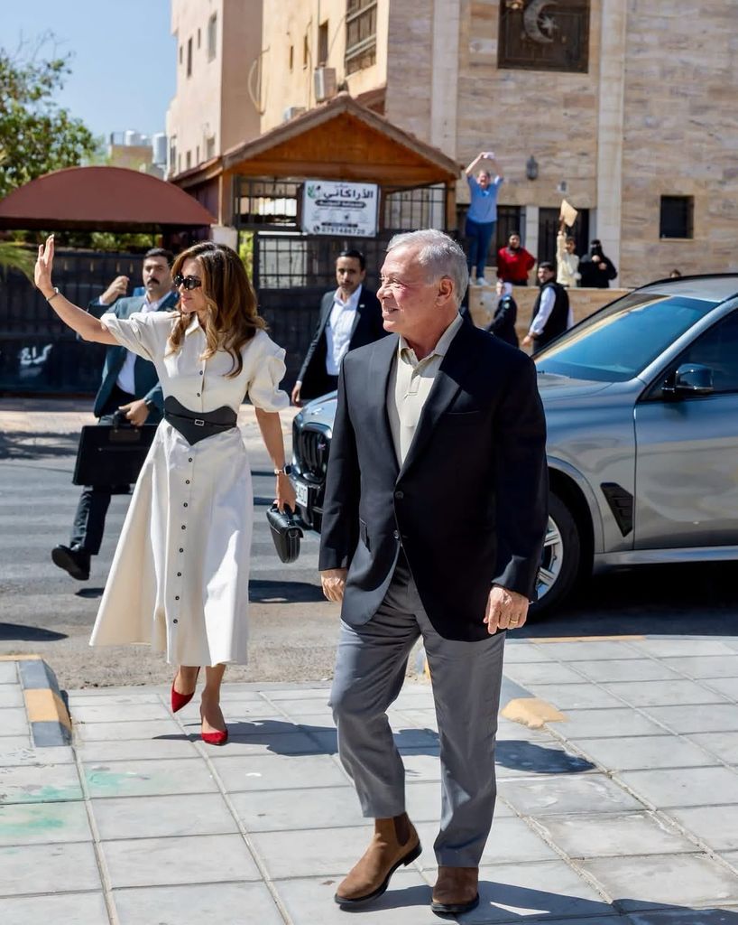 La reina Rania de Jordania junto a Abdalá II en una visita a una escuela de Aqaba por el Día Mundial de los Docentes, 2026.
