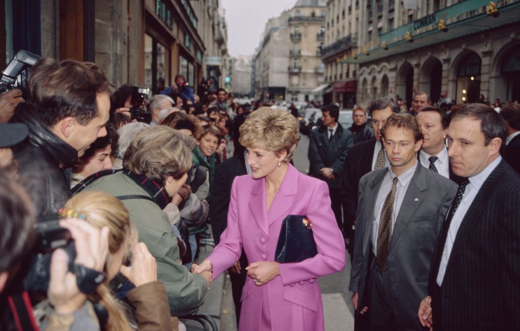 Diana de Gales basó su exito en al cercanía, esta imagen fue tomada en París en 1992