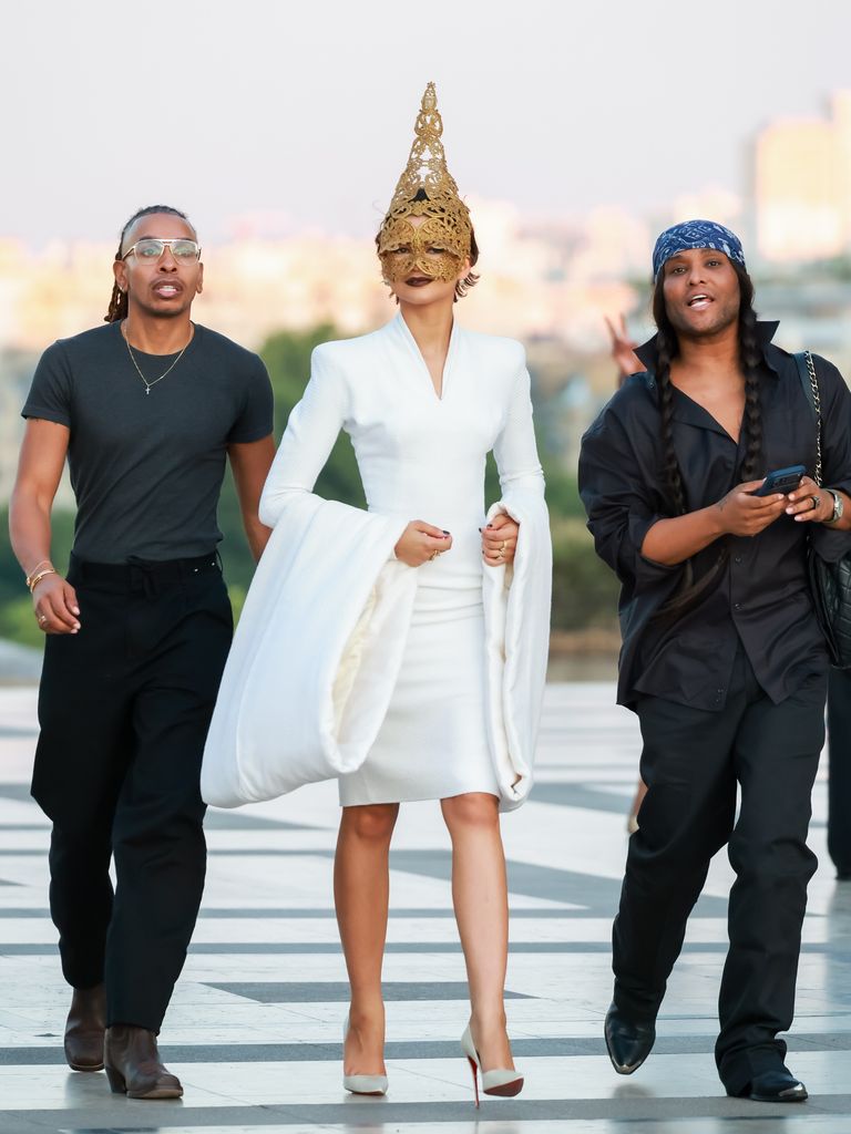 Zendaya con su equipo de estilismo en su paso por la capital francesa.
