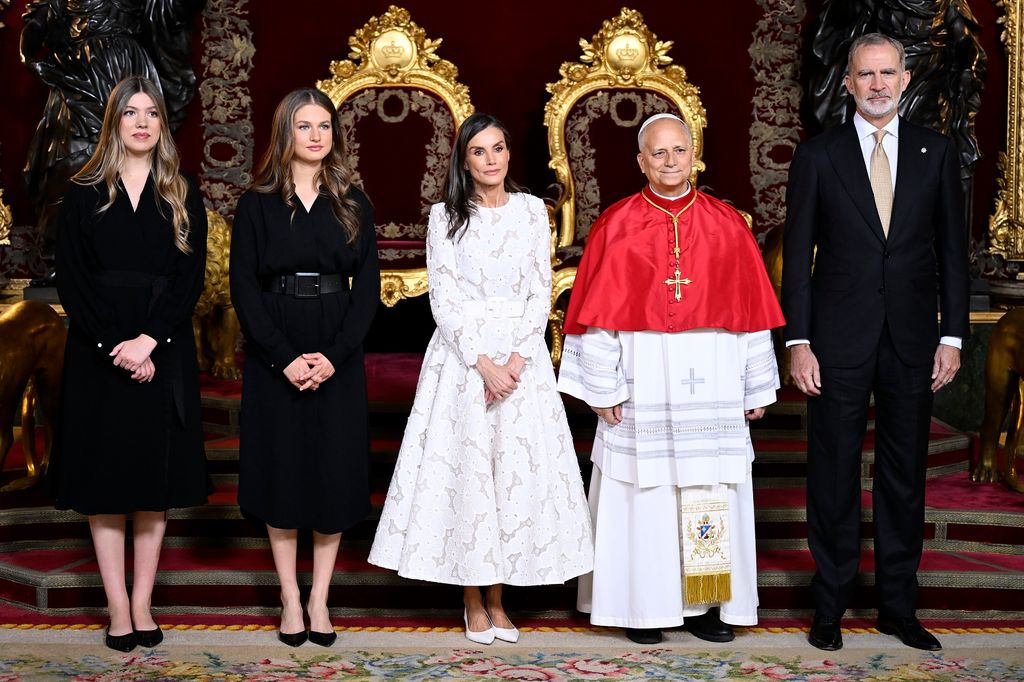 Los Reyes y Leonor y Sofía reciben al Papa en el Palacio Real