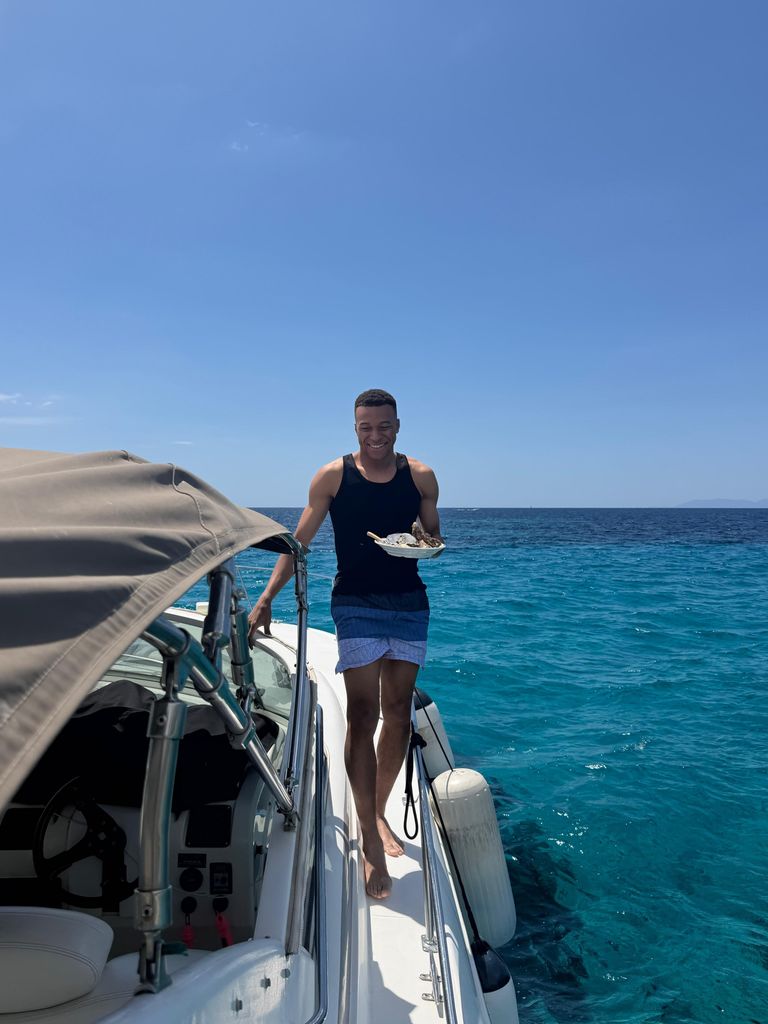 Kylian Mbappé, disfrutando en la cubierta de su yate, en medio del océano.