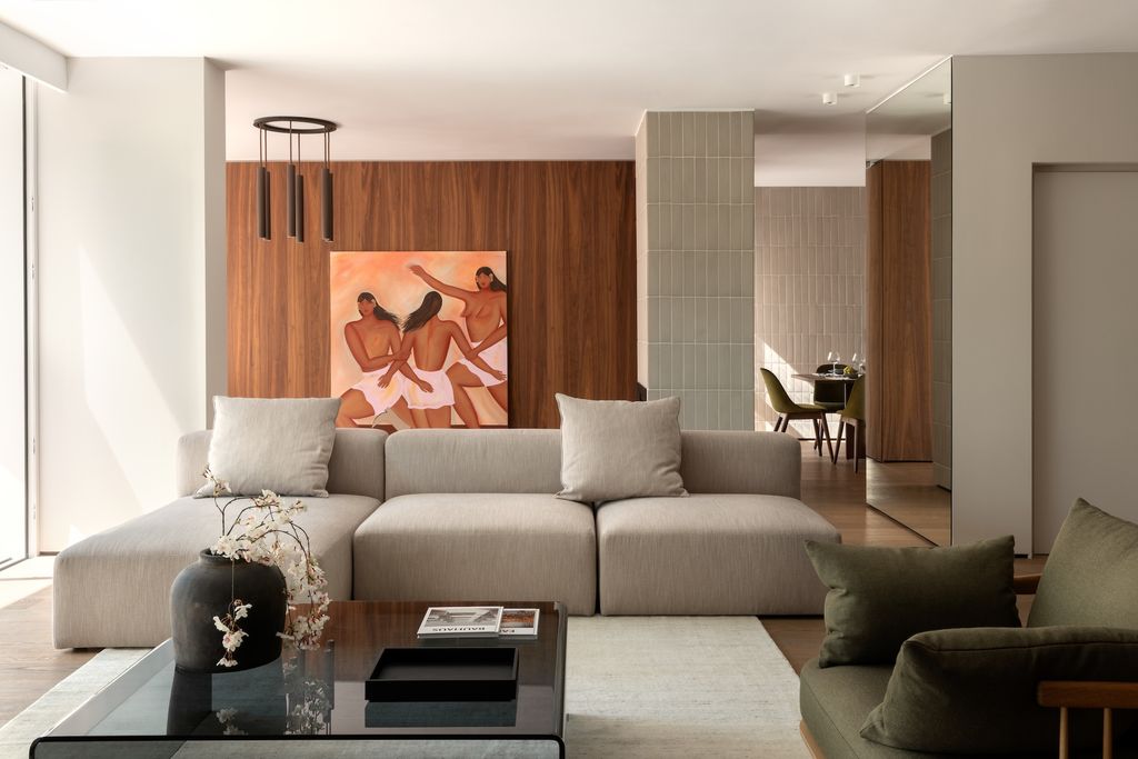 Salón moderno con cuadro llamativo. 