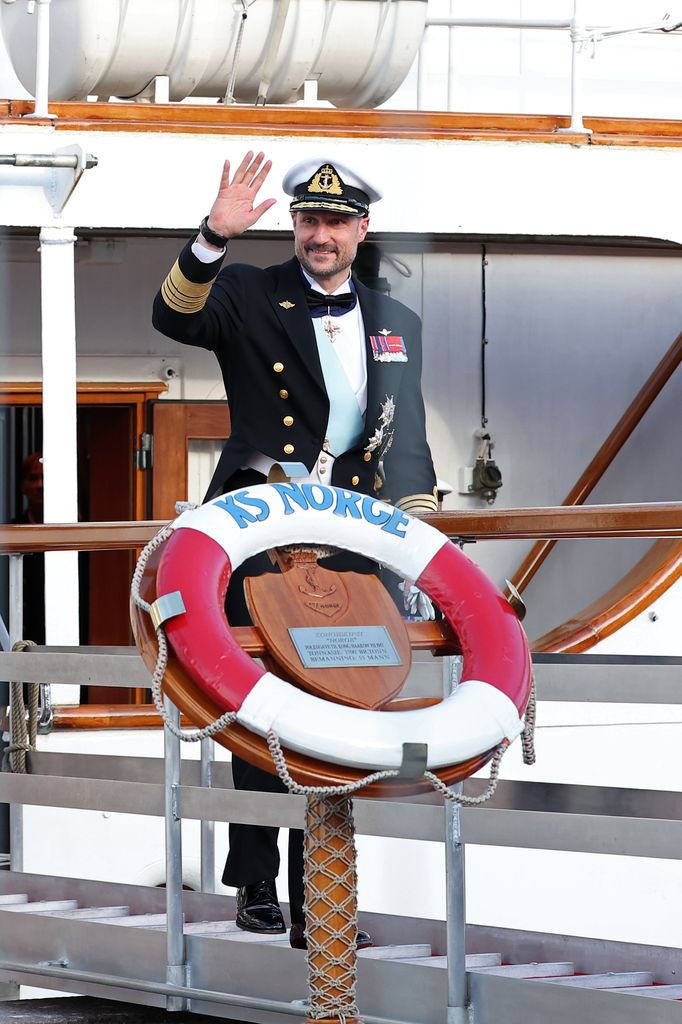 A su llegada en barco para celebrar el 80 cumpleaños de Carlos Gustavo de Suecia