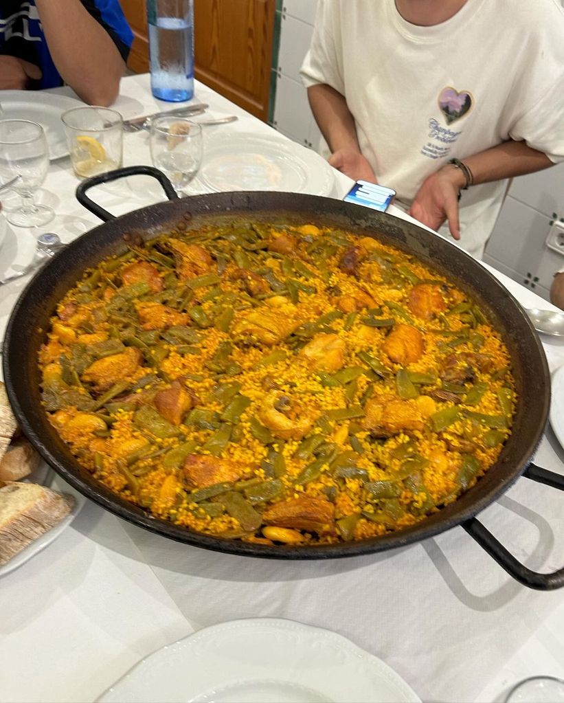 La paella valenciana que se ha comido Nuria Roca con sus padres y sus hijos en junio de 2024