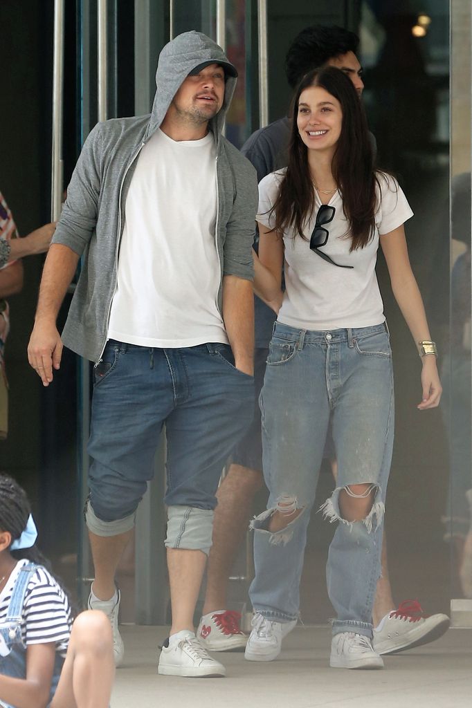 Plano entero de Leonardo DiCaprio paseando con Camila Morrone por Nueva York
