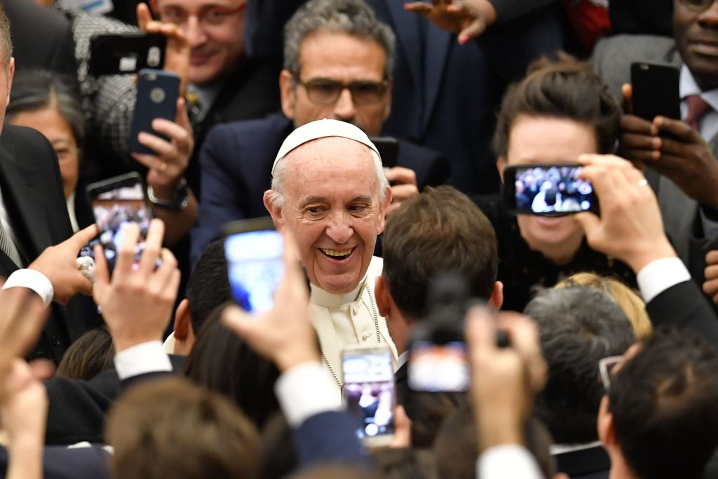 El Papa Francisco reveló que no tenía teléfono móvil, y que el que le regalaron hace décadas solo lo usó una vez.
