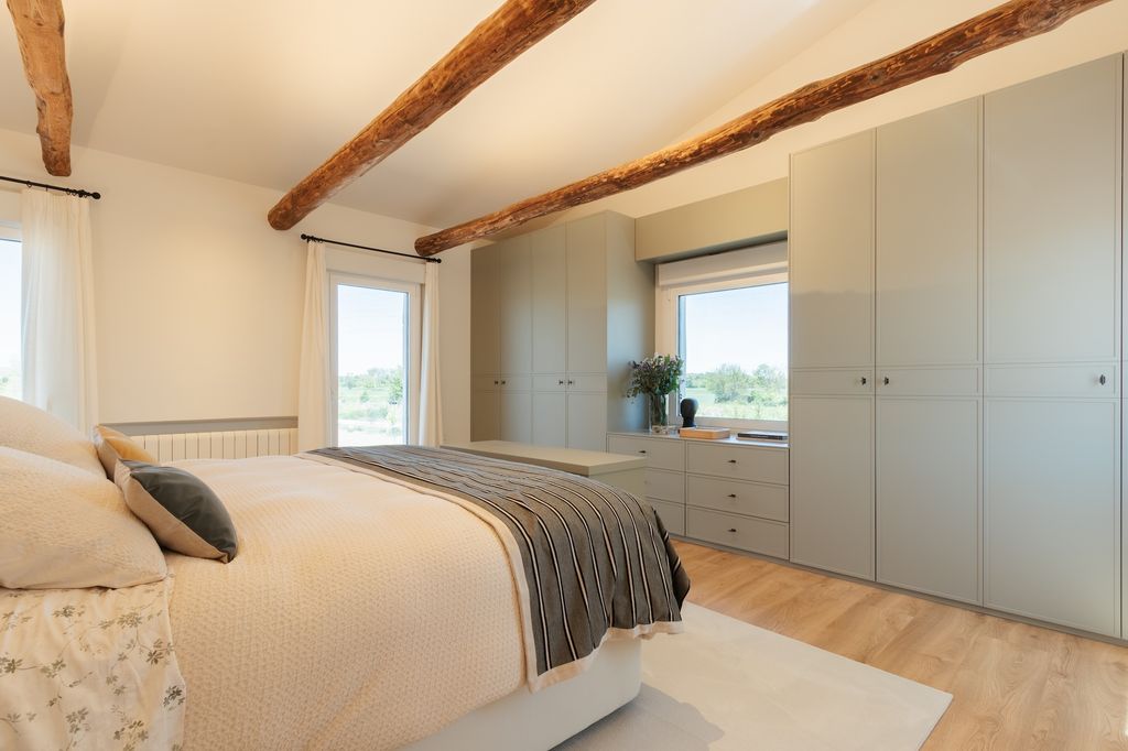 Dormitorio moderno con vigas rústicas. 