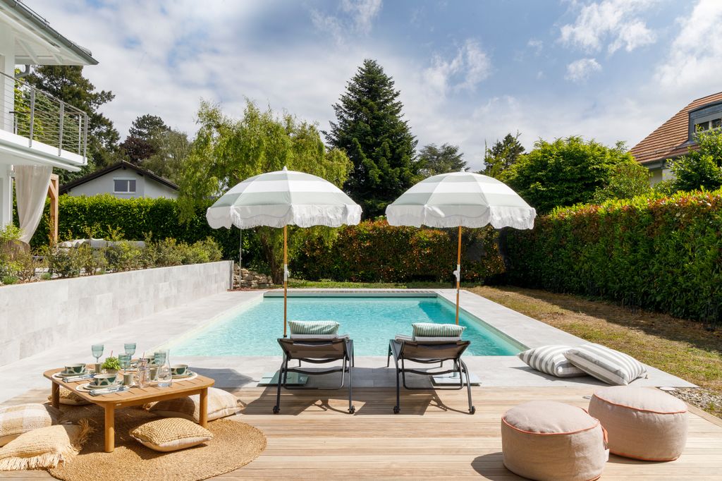 Piscina con zona de solarium