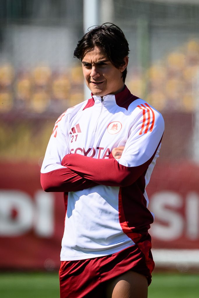 Paulo Dybala durante los entrenamientos de su equipo A. S. Roma.