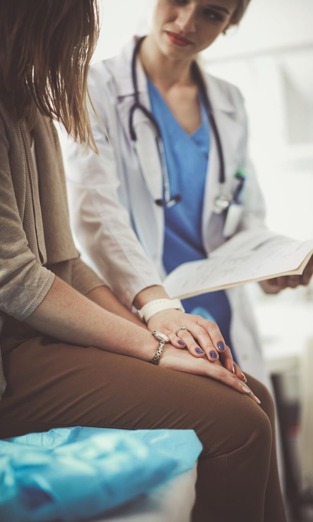 Mujer en consulta del médico