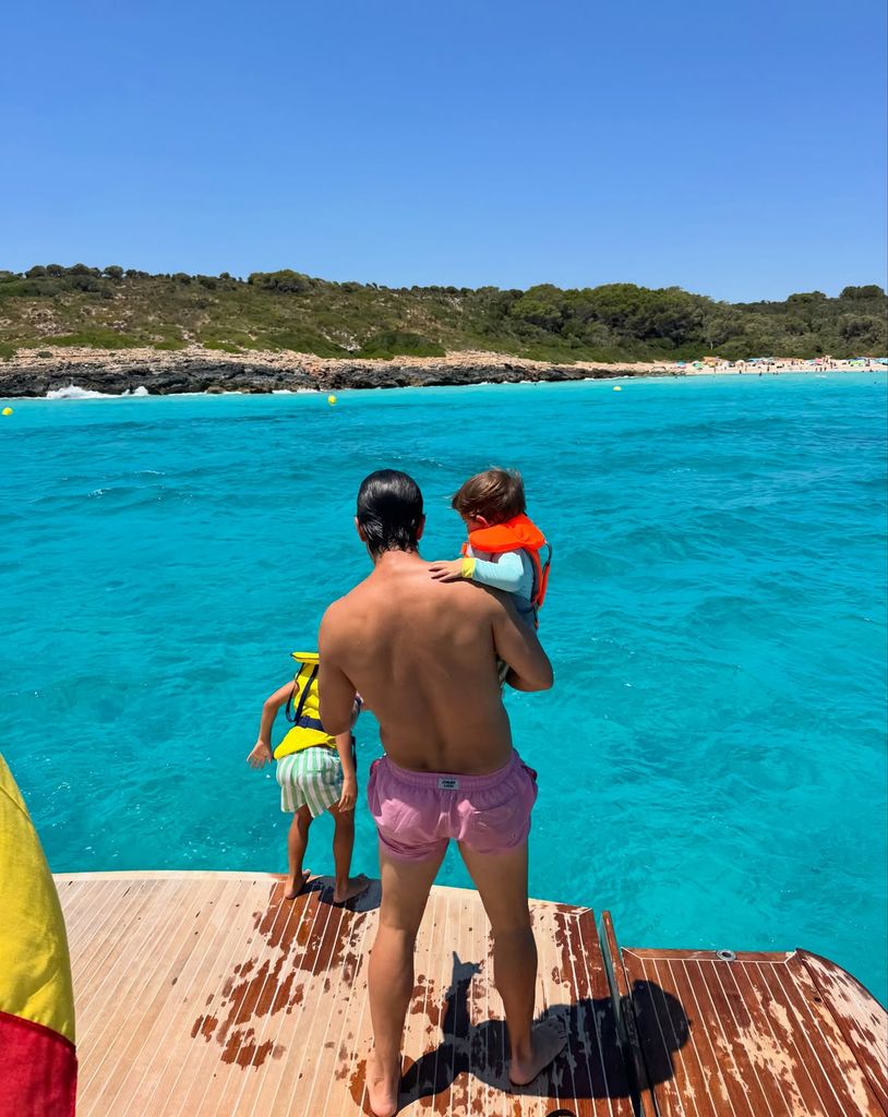 Fernando Verdasco jugando con Miguel, de 7 años, y Martín, de 2