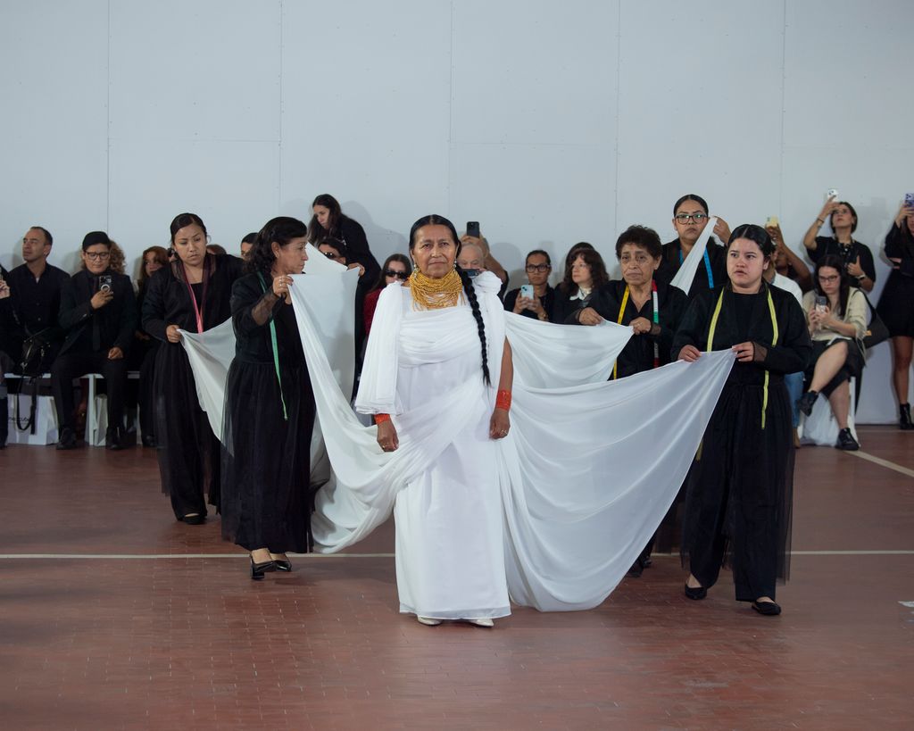 Etelvina, madre de Neithan Herbert, marca el inicio del desfile.