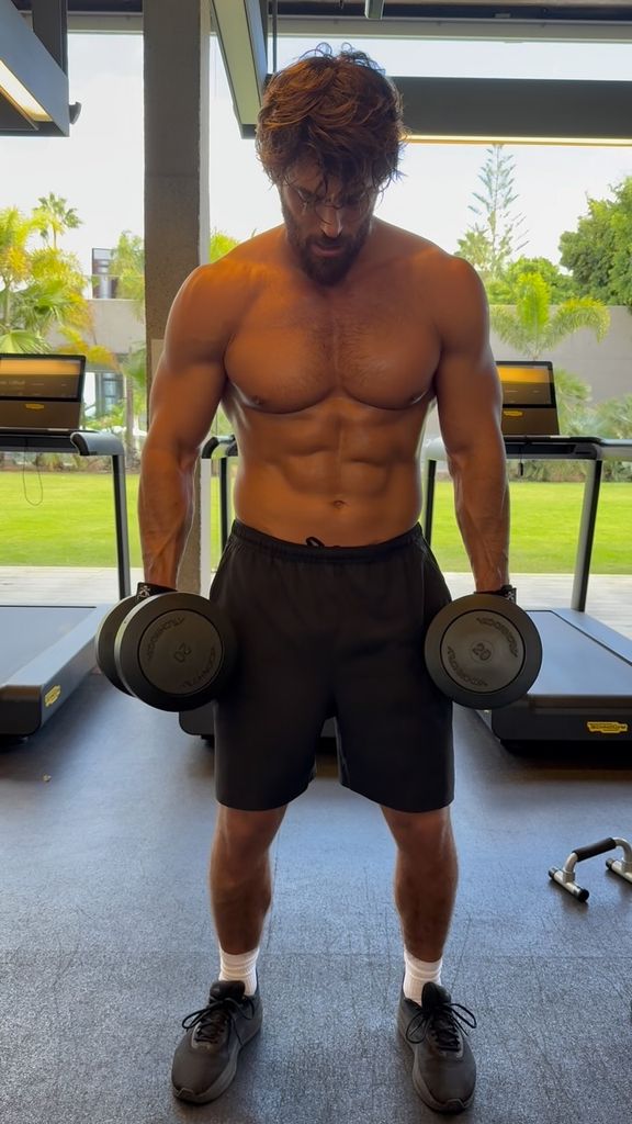 Can Se machaca en el gimnasio para dar vida a un agente secreto