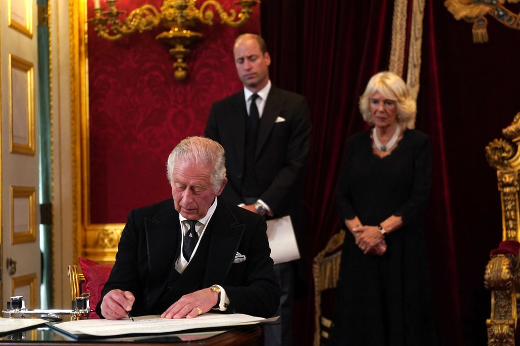 Carlos III, ya como rey, firmó el juramento para mantener la seguridad de la Iglesia de Escocia durante su proclamación como en el Accession Council
