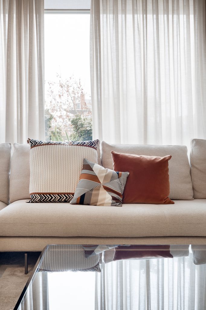 Sofá blanco con cojines de estampados diferentes