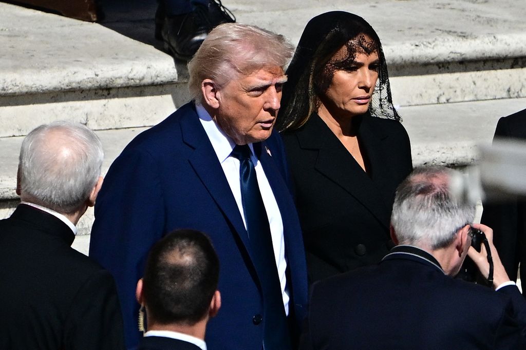 Donald y Melania Trump en el funeral del Papa Francisco en la Plaza de San Pedro          