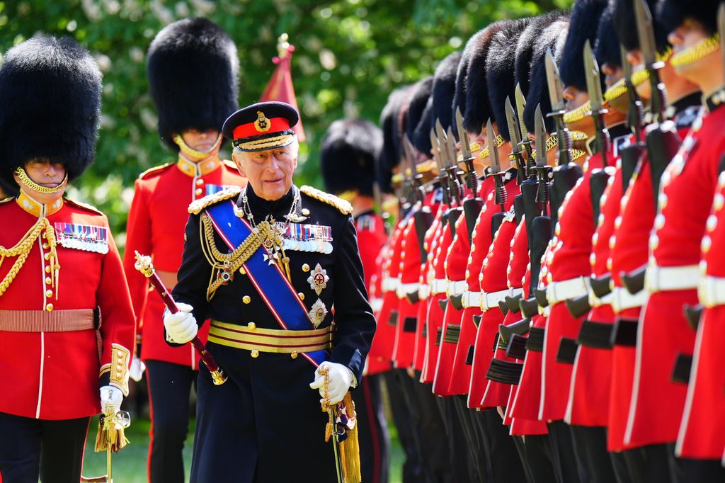 El rey Carlos III durante una ceremonia en Buckingham Palace, Londres