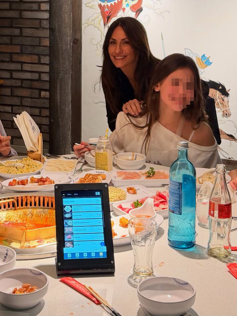 Nagore junto a una de sus hijas