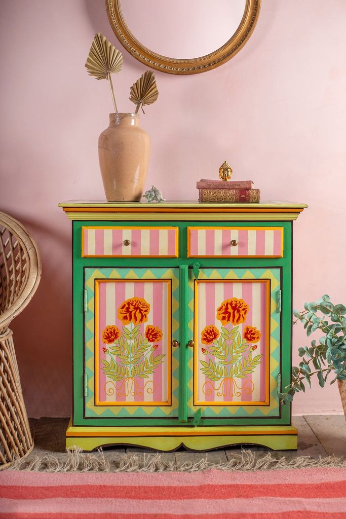 Mueble pintado a rayas y con motivos florales