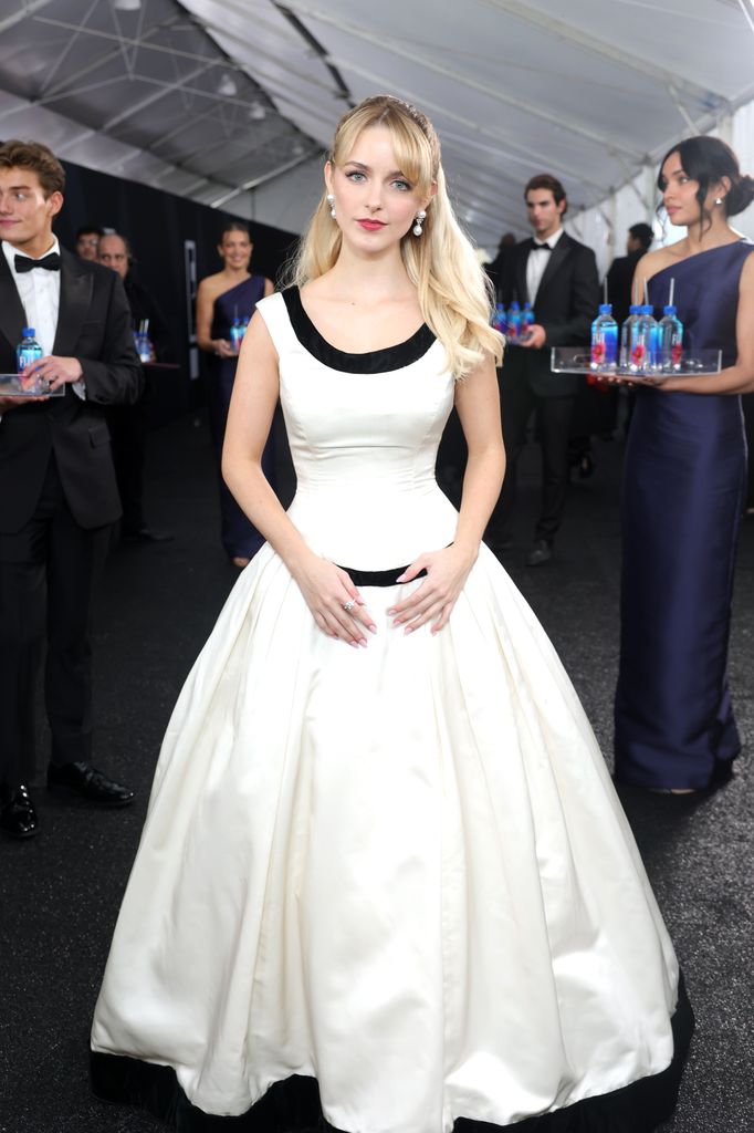 Blanco y negro, los tonos favoritos de Mckenna Grace. En la imagen, en los Critics Choice Awards 2026 con vestido de Vera Wang.