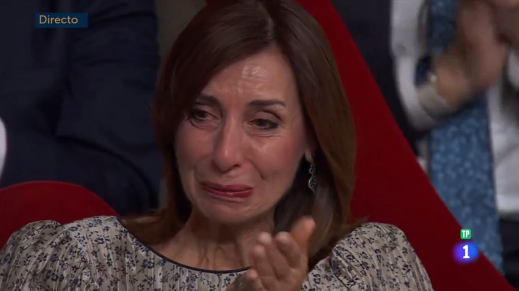 Primer plano de Toñi Martín emocionada por su hija en los Premios Princesa de Asturias 2024
