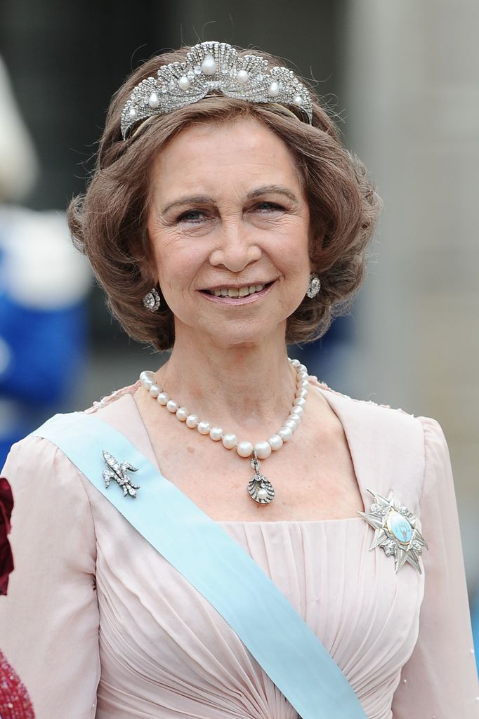 La reina Sofía junto a la tiara de conchas, en la boda de la princesa Victoria