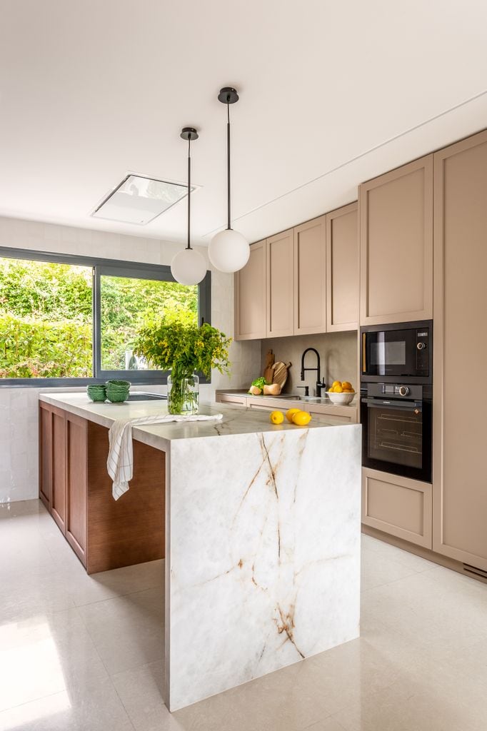 Cocina con isla y muebles de madera