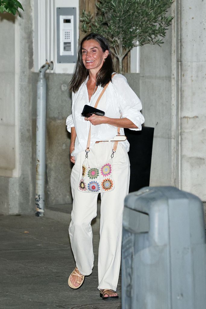 La reina Letizia saliendo de cenar del restaurante La Lonja del Mar con el rey Felipe, 22 de agosto de 2024, Madrid 