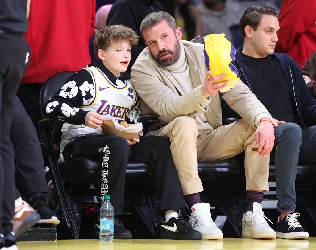 El actor junto a su hijo Sam en un partido de la NBA