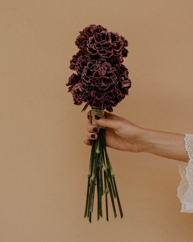 Ramos de novia con flores moradas claveles