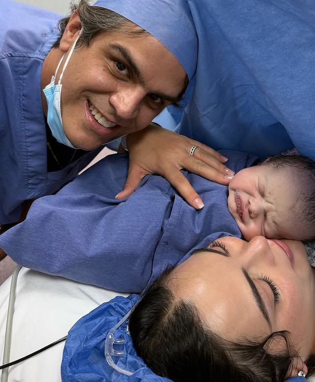 Foto en familia: los orgullosos padres con su pequeñín.