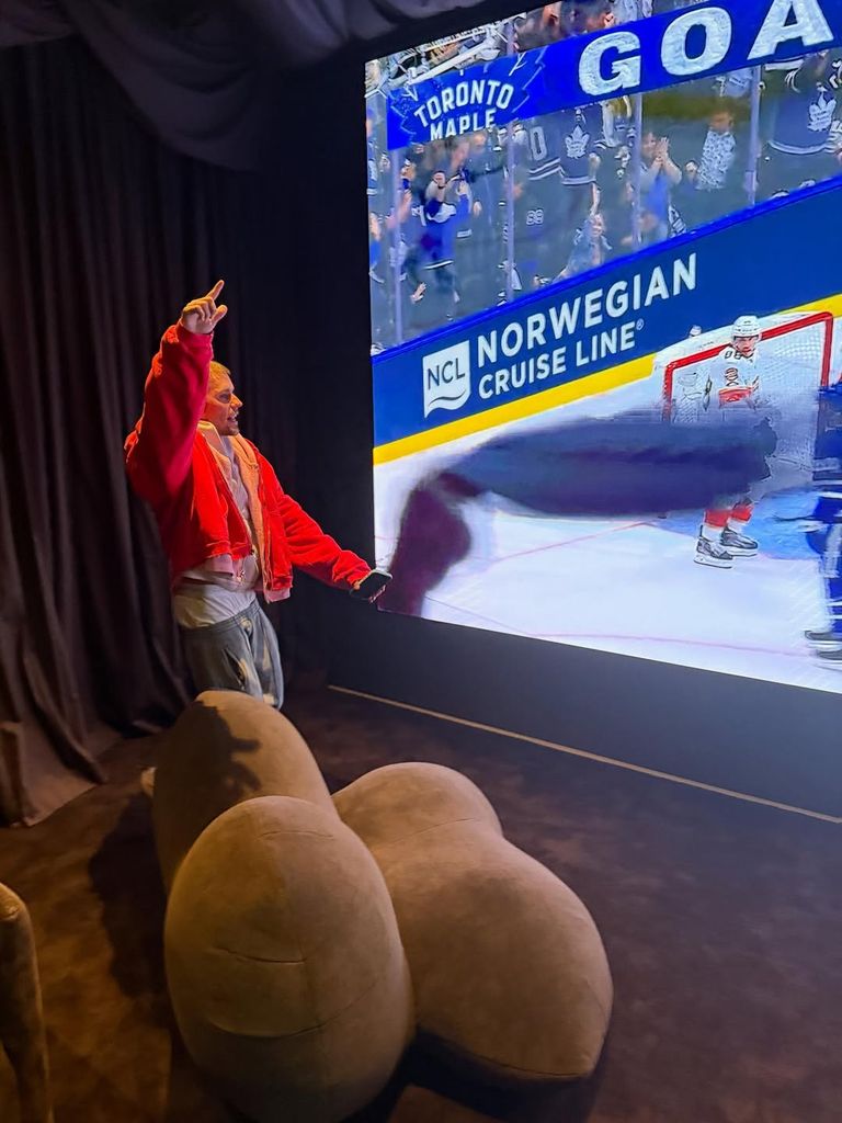 Justin Bieber se encontraba en Islandia, viendo el juego de hockey de los Toronto Maple Leafs
