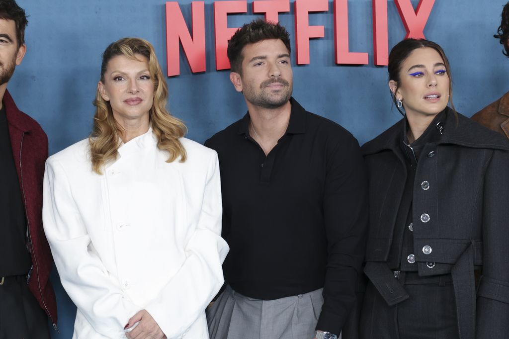 Pablo Alborán y Blanca Suárez, junto a Najwa Nimri, en la premiere de 'Respira'