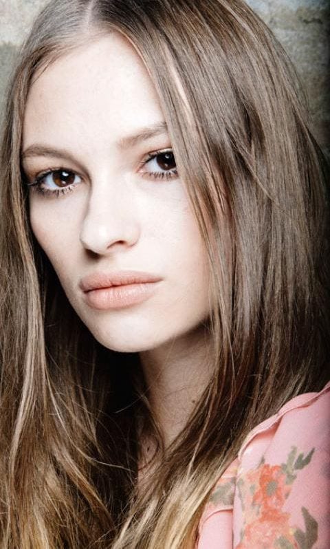 Chica con cabello liso