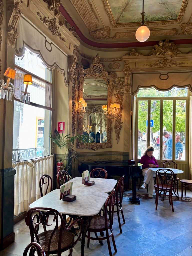 El Restaurante Café Royalty, en la Plaza de La Candelaria, se inauguró en 1912.