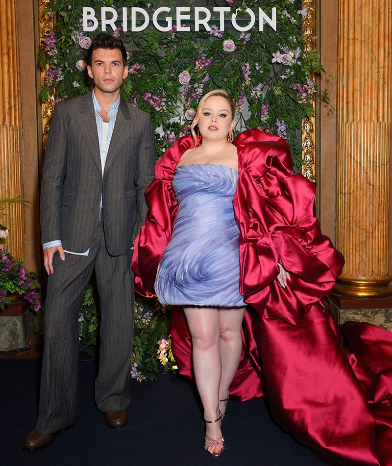 Luke Newton y Nicola Coughlan en la premier de 'Los Bridgerton 3' parte dos, en Toronto