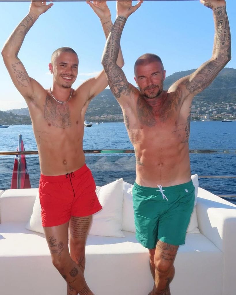 Romeo Beckham con su papá en el yate de lujo. 