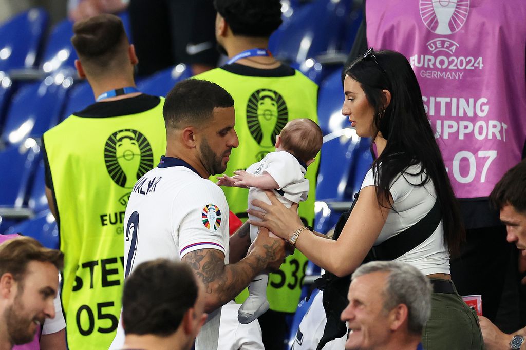 Kyle Walker y Annie Kilner con su hijo Rezon. Final Eurocopa 2024