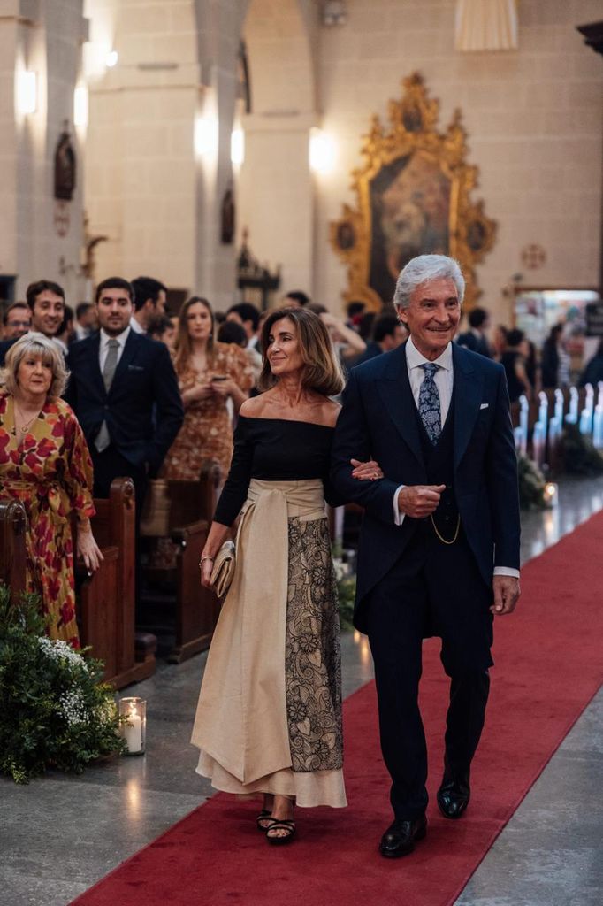 Madre de la novia con look de dos piezas negro de The IQ Collection