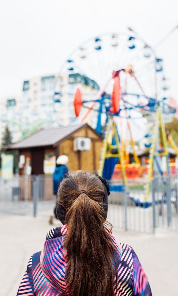 Niña en el parque de atracciones