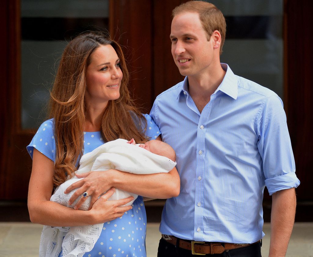 Los ahora príncipes de Gales tras el nacimiento de George