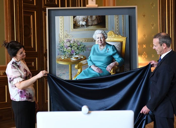 Miriam Escofet, en el momento en que se descubrió su  retrato a Isabel II