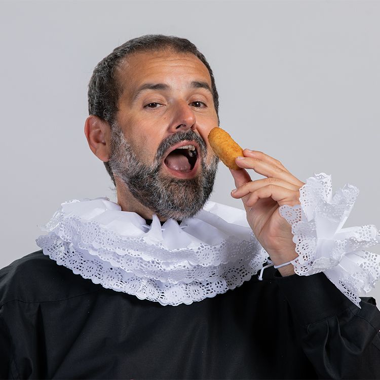 David de Jorge con croqueta en la mano