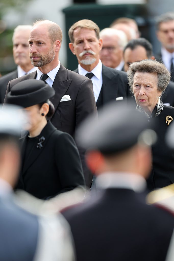 El principe Guillermo, la princesa Ana y unos pasos por detrás Pablo de Grecia