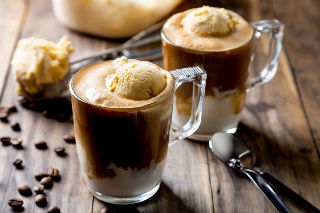 El affogato es un postre tradicional italiano que combina café espresso con helado.