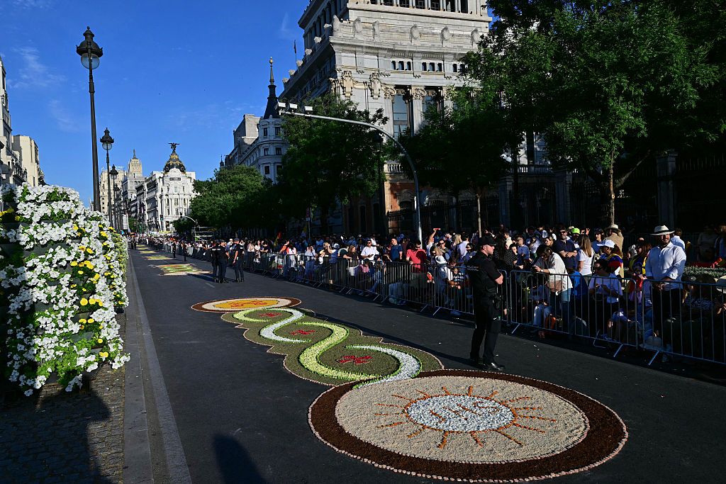 Alfombras de pétalos de flores cubren una calle adyacente antes de la celebración de la Santa Misa por el Papa León XIV en la Plaza de Cibeles de Madrid