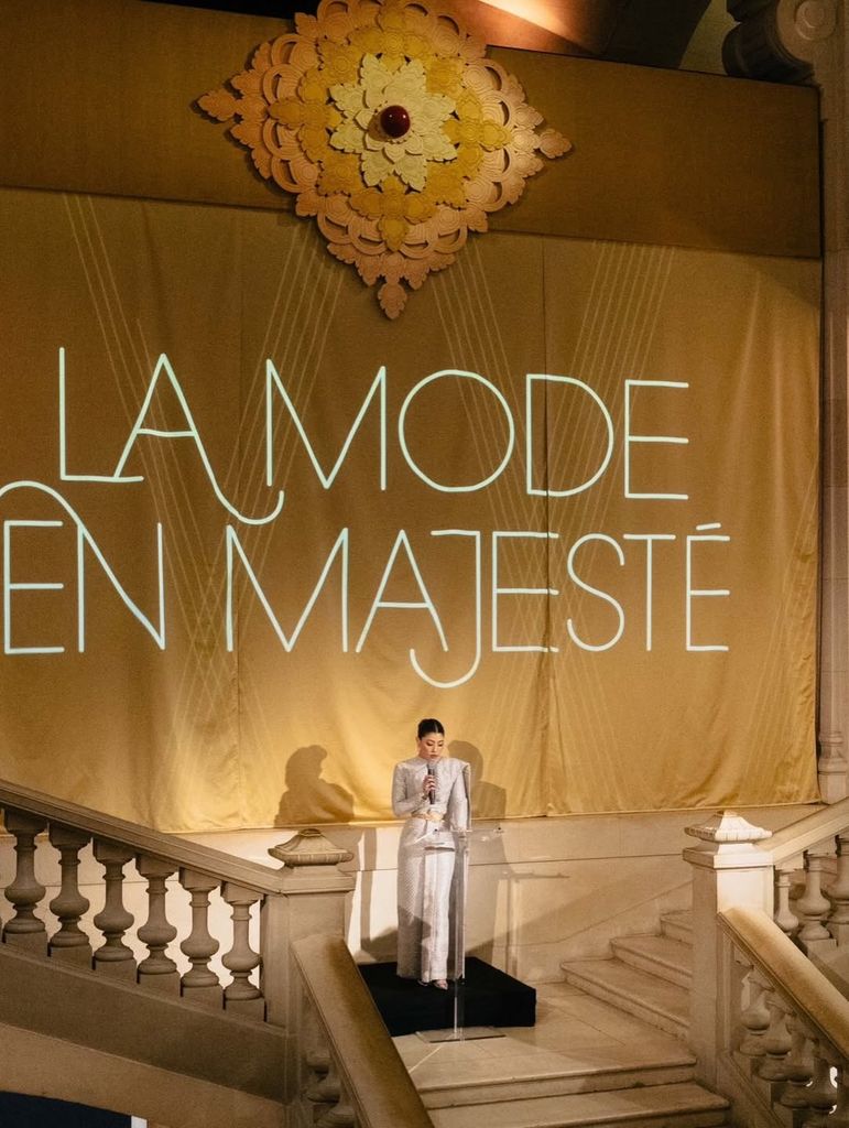 La Princesa Sirivannavari Nariratana Rajakanya y otros invitados acuden a la exposición La Mode en Majeste en Francia